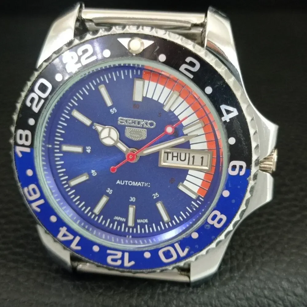 Vintage 1984 Seiko Diver Automatic Mens Silver Watch W/daydate & White accents